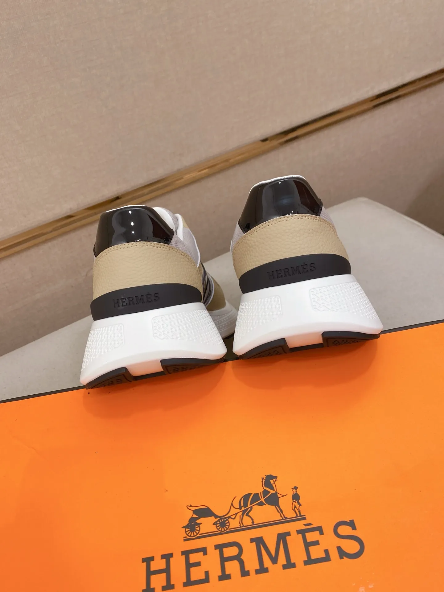Factory price: 560💰《HERMES》【Classic Original Version】Hermès; Top 🔝 Purchasing Agency 🔍🔍Men's latest 🇺🇸 counters are on sale simultaneously, imported from Italy original ▲▲cowhide ▲▲ (high-end, nobility, class) ) Exquisite workmanship (Italian 🇮🇹 imported water-dyed 🐂 cowhide lining) sole: original sole provided by the original factory, ⚠️exclusive double-layer activity·TPR·rubber·combined molded outsole; super comfortable·wear-resistant·non-slip·environmental protection The real thing is more beautiful if you take the real thing (high quality, follow the order). You can enter and exit the counter at will * Number of yards: 38-44 (45 can be customized and cannot be returned or exchanged)